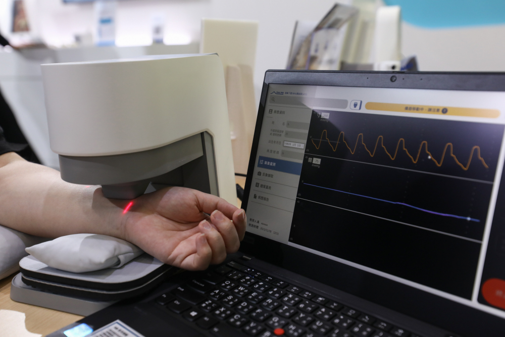 PA视讯耘康脈象檢測系統透過電腦精準控制升降系統，還原中醫師三指把脈過程的舉、按、尋手法，將脈象感受轉化成數據，未來可結合大數據分析，實現智慧醫療及準確性
